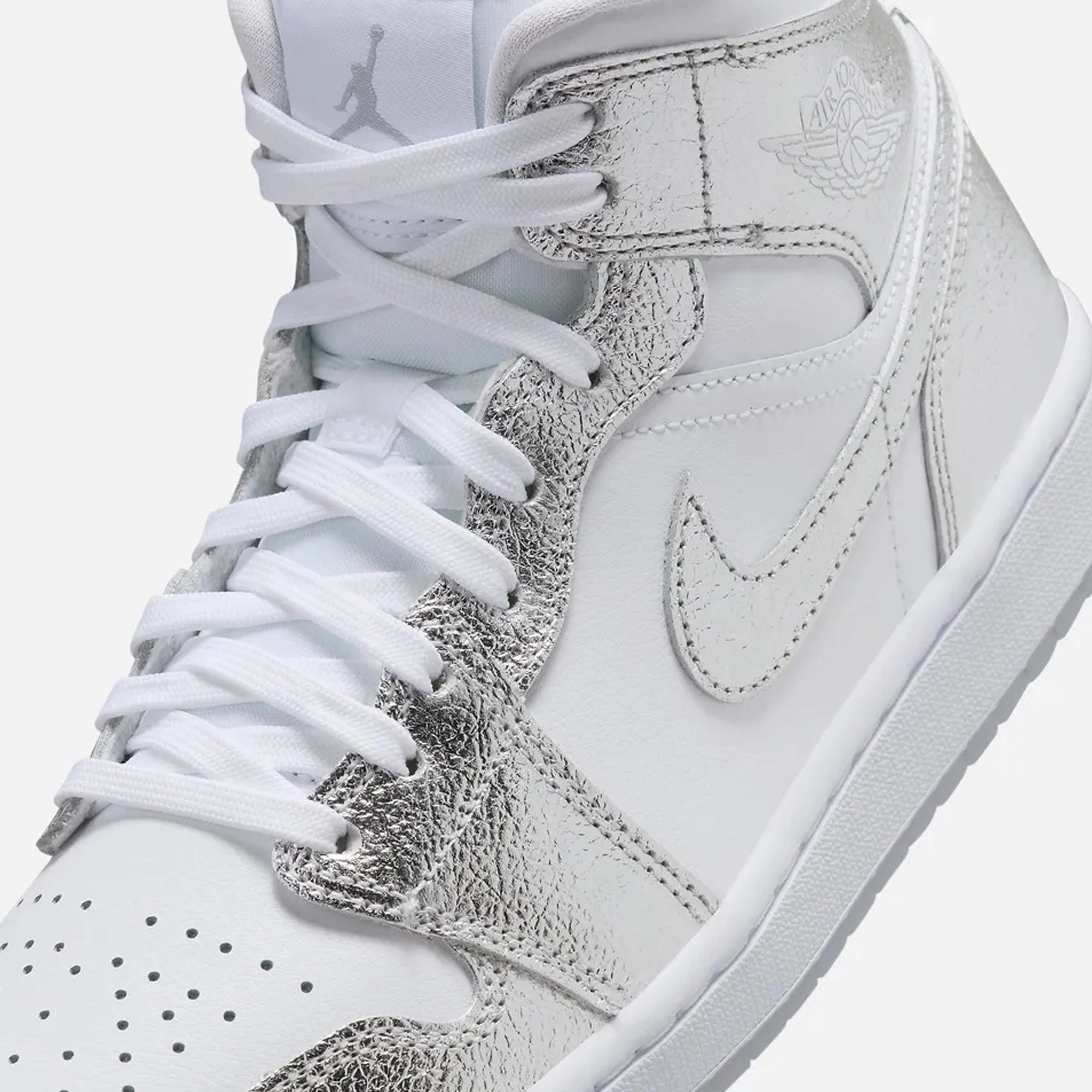Jordan | AIR JORDAN 1 MID SE  { WHITE/METALLIC SILVER-WOLF GREY