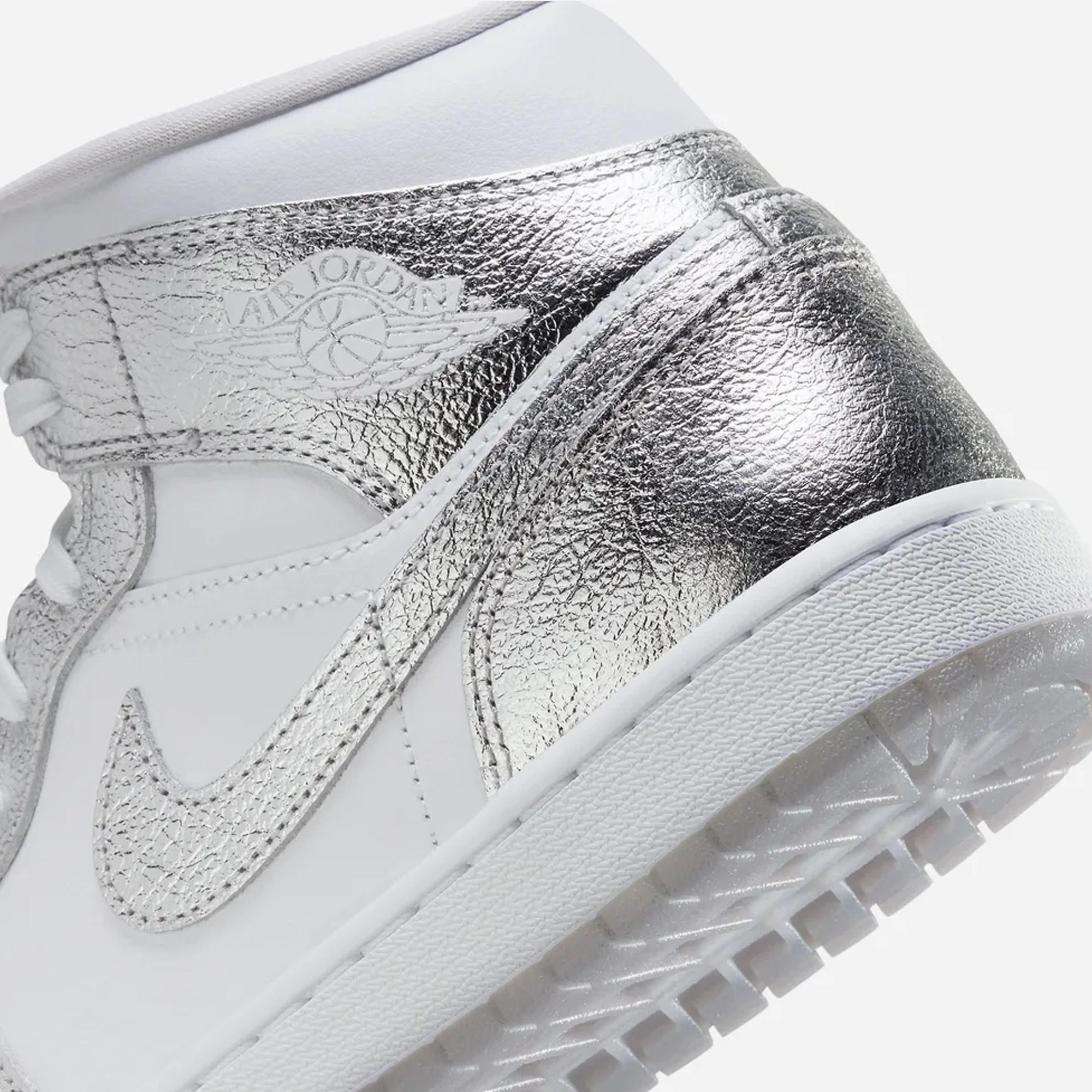 Jordan | AIR JORDAN 1 MID SE  { WHITE/METALLIC SILVER-WOLF GREY