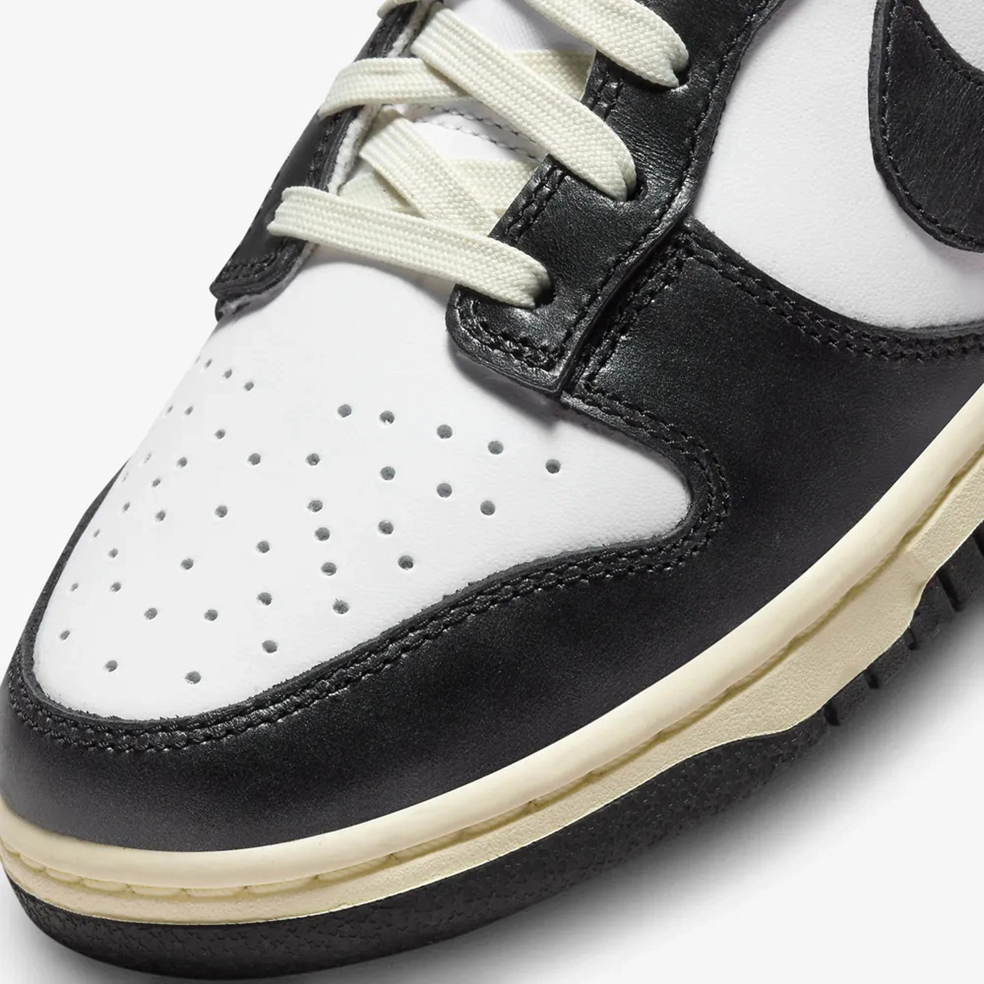 Nike | DUNK LOW PREMIUM  { WHITE/BLACK-COCONUT MILK