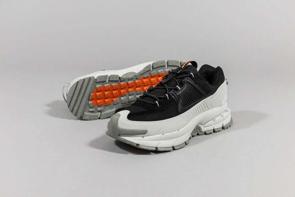 Nike Zoom Vomero Roam 'Black and Light Silver'