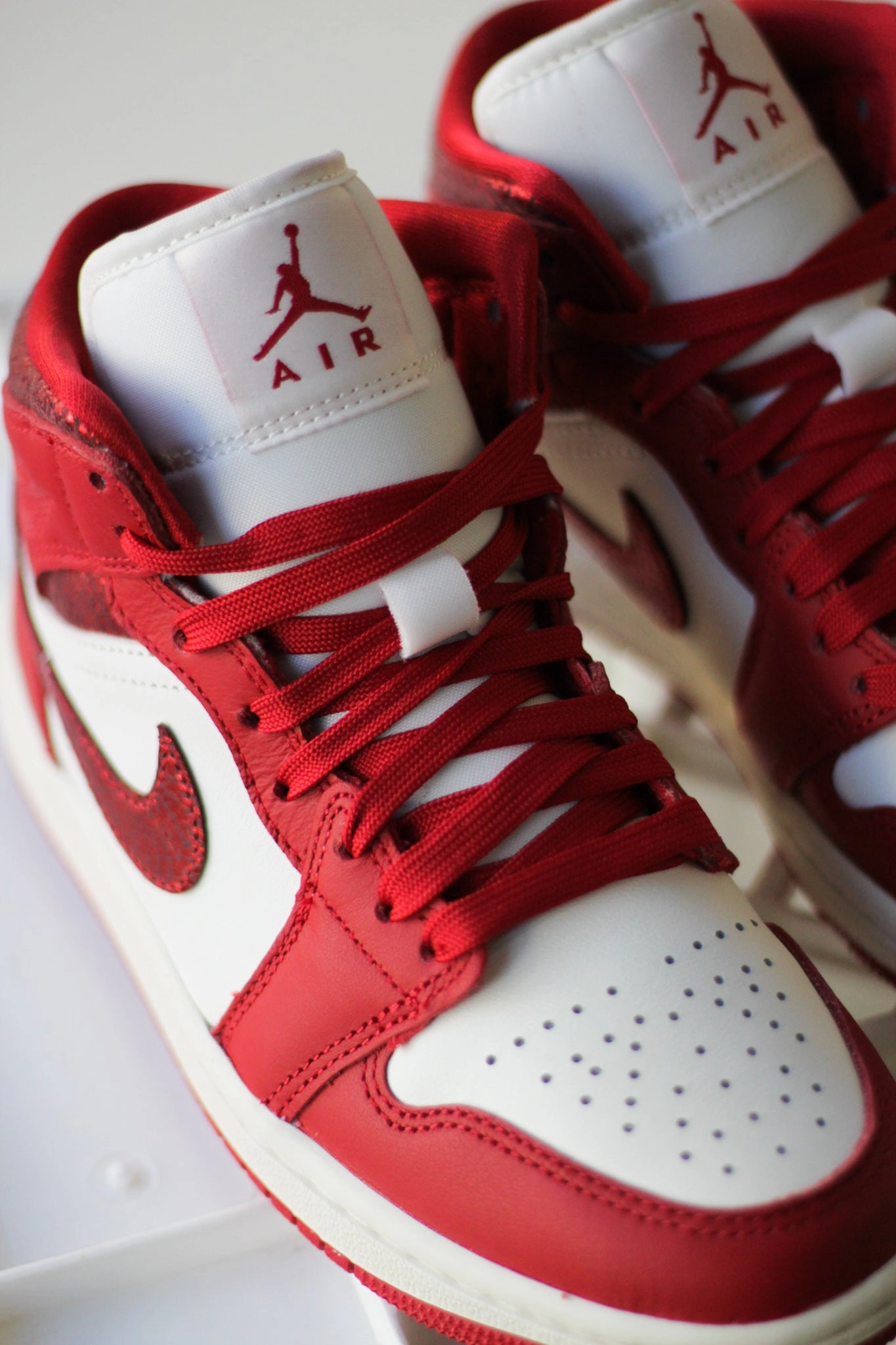 W AIR JORDAN 1 MID SE SAIL/VARSITY RED-TEAM RED