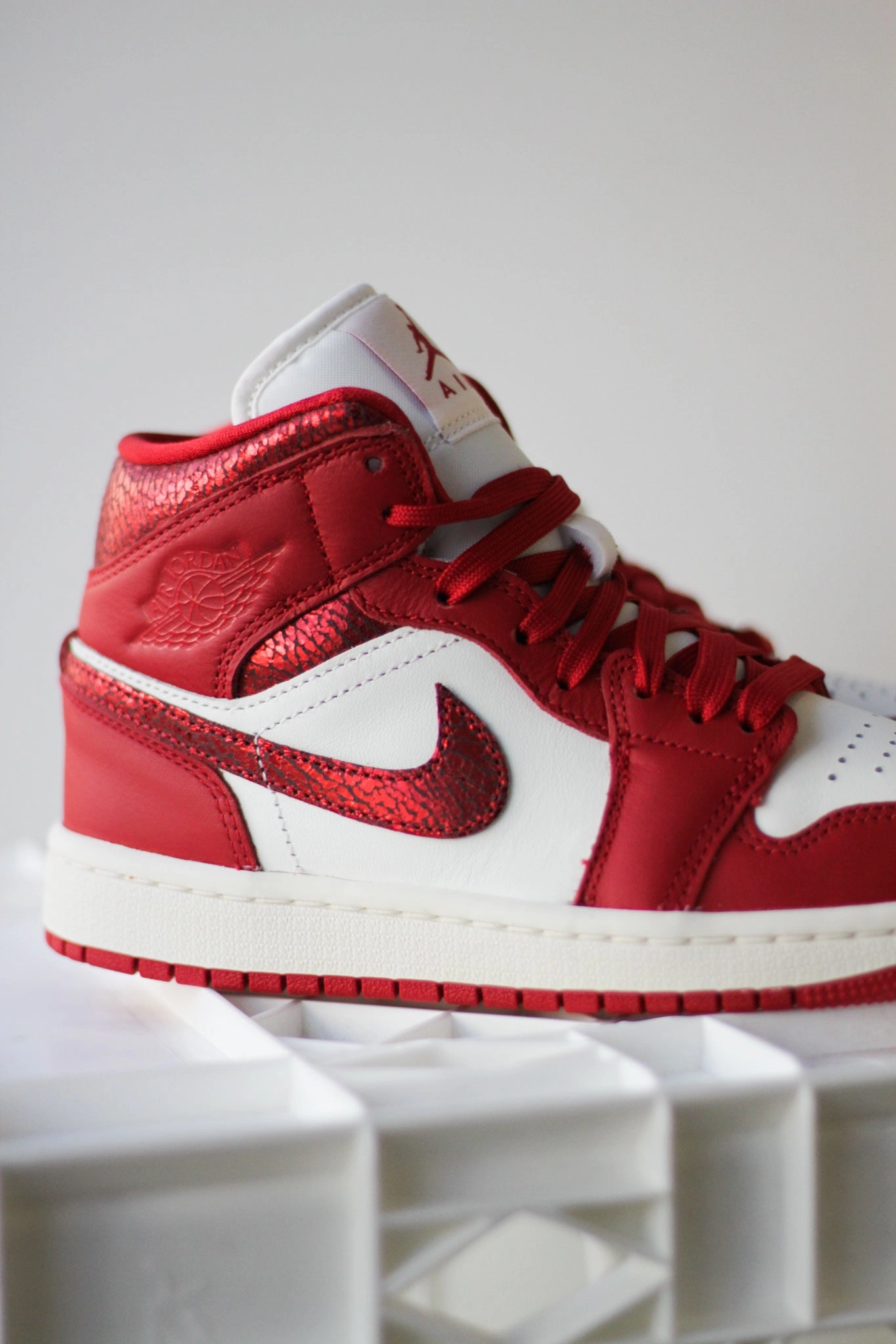 W AIR JORDAN 1 MID SE SAIL/VARSITY RED-TEAM RED