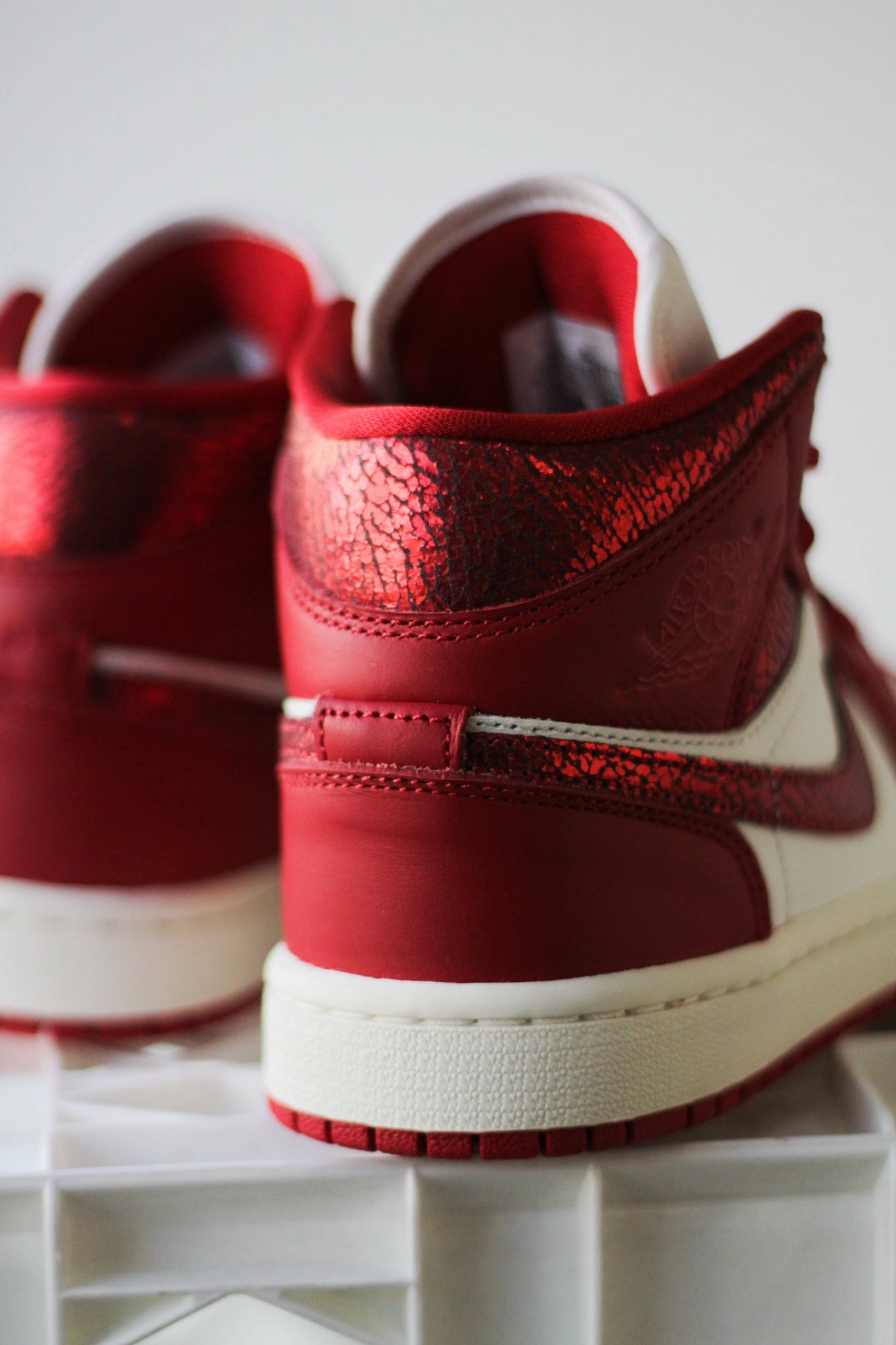 W AIR JORDAN 1 MID SE SAIL/VARSITY RED-TEAM RED