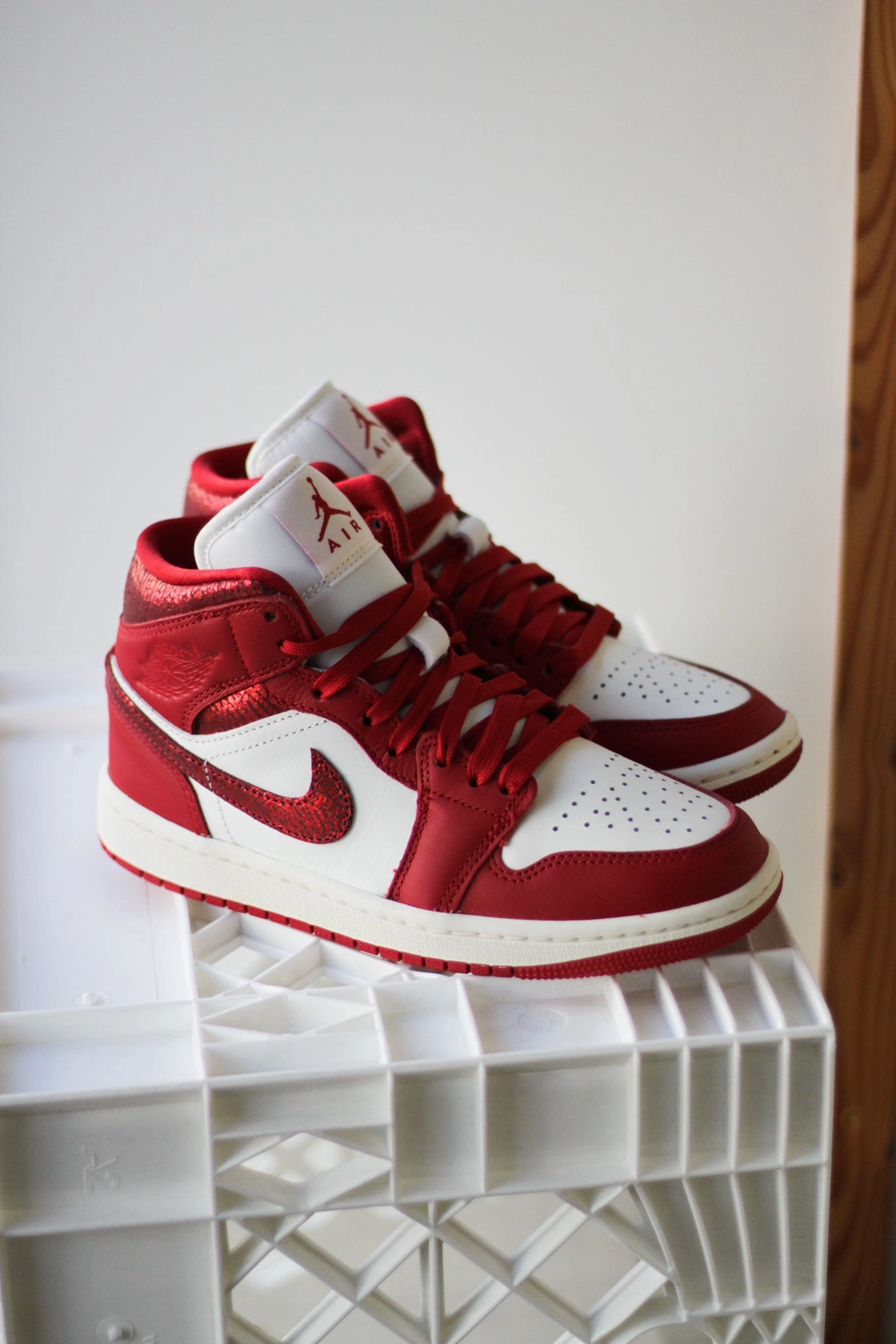 W AIR JORDAN 1 MID SE SAIL/VARSITY RED-TEAM RED