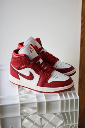 W AIR JORDAN 1 MID SE SAIL/VARSITY RED-TEAM RED